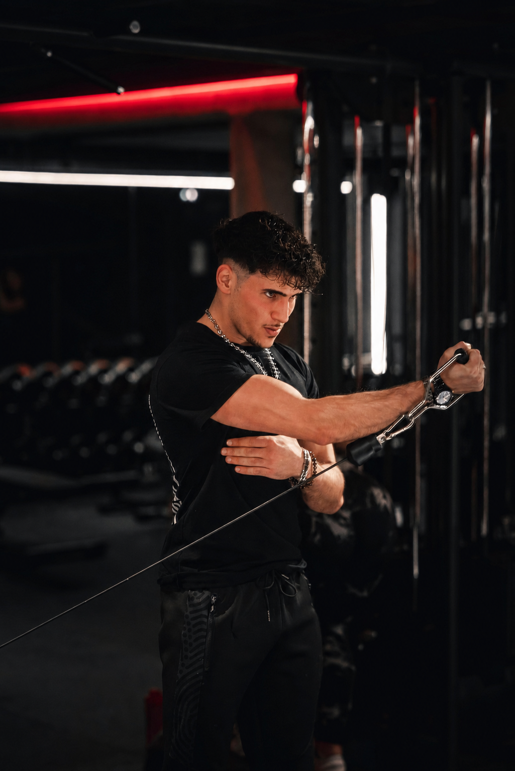 Coach EQUIMOVE en pleine séance de musculation